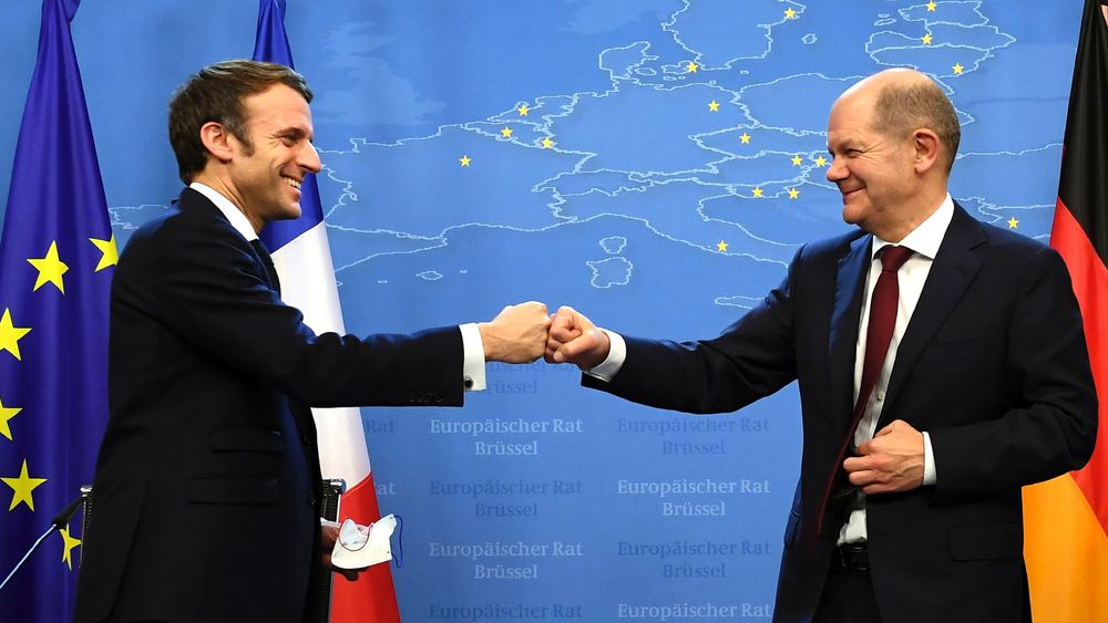 le president francais emmanuel macron g et le nouveau chancelier allemand olaf scholz lors de leur conference de presse commune au sommet europeen a bruxelles le 17 decembre 2021 6334528