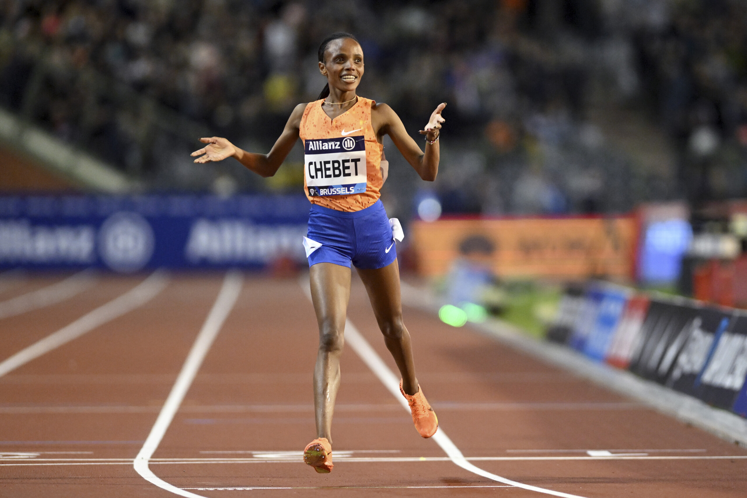 athletisme la kenyane chebet bat le record du monde du 5 km a barcelone scaled