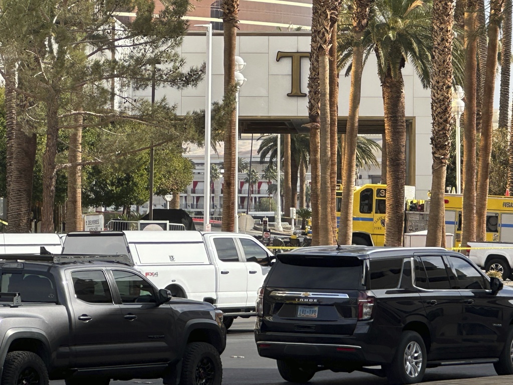 las vegas une tesla explose devant lhotel trump un mort
