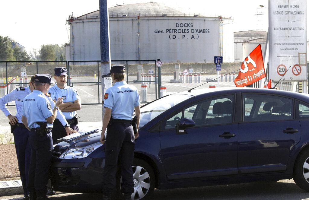 france un des otages libere dans la prison darles