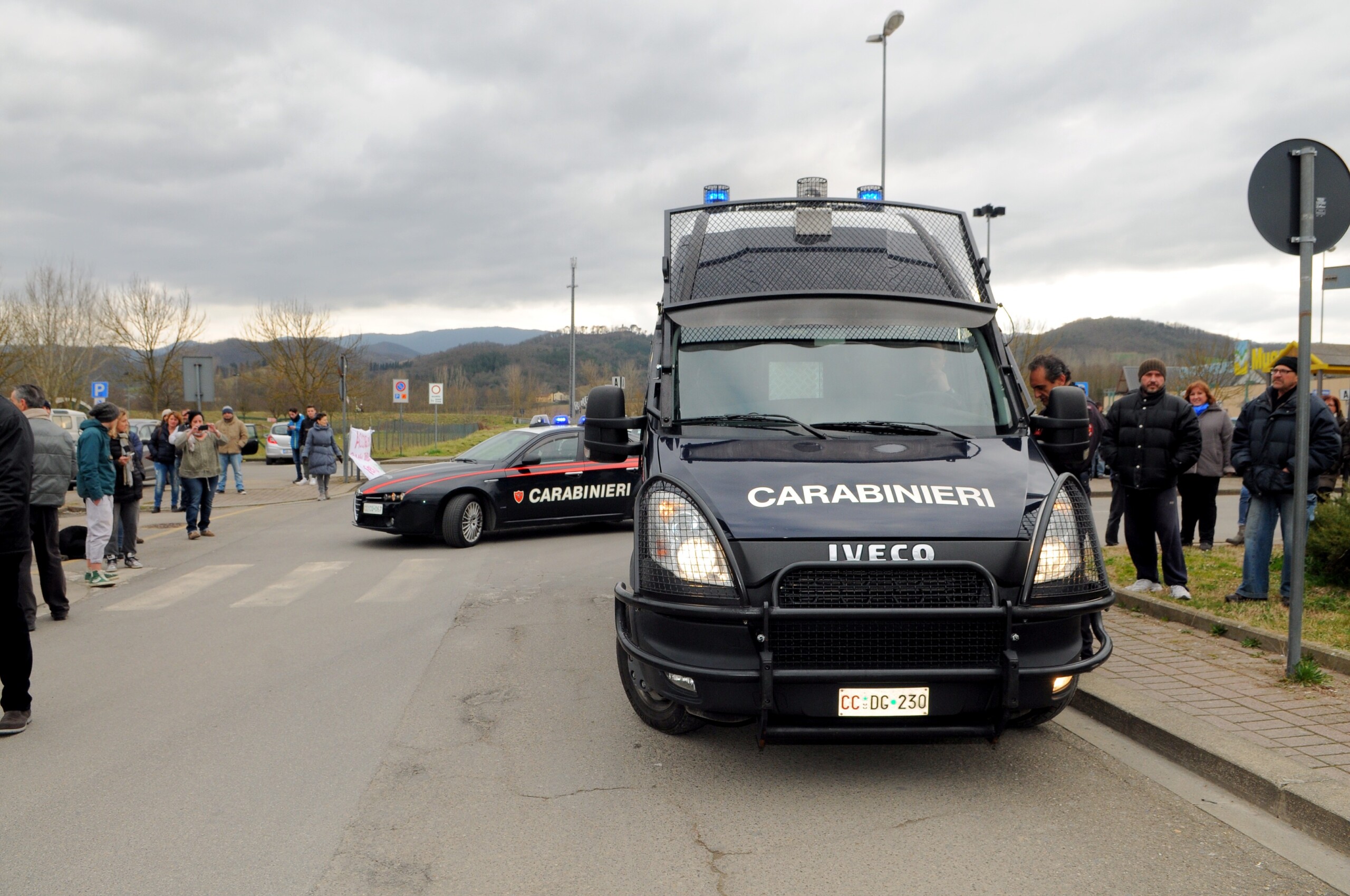 florence attentat incendiaire contre la caserne des carabiniers de borgo san lorenzo scaled