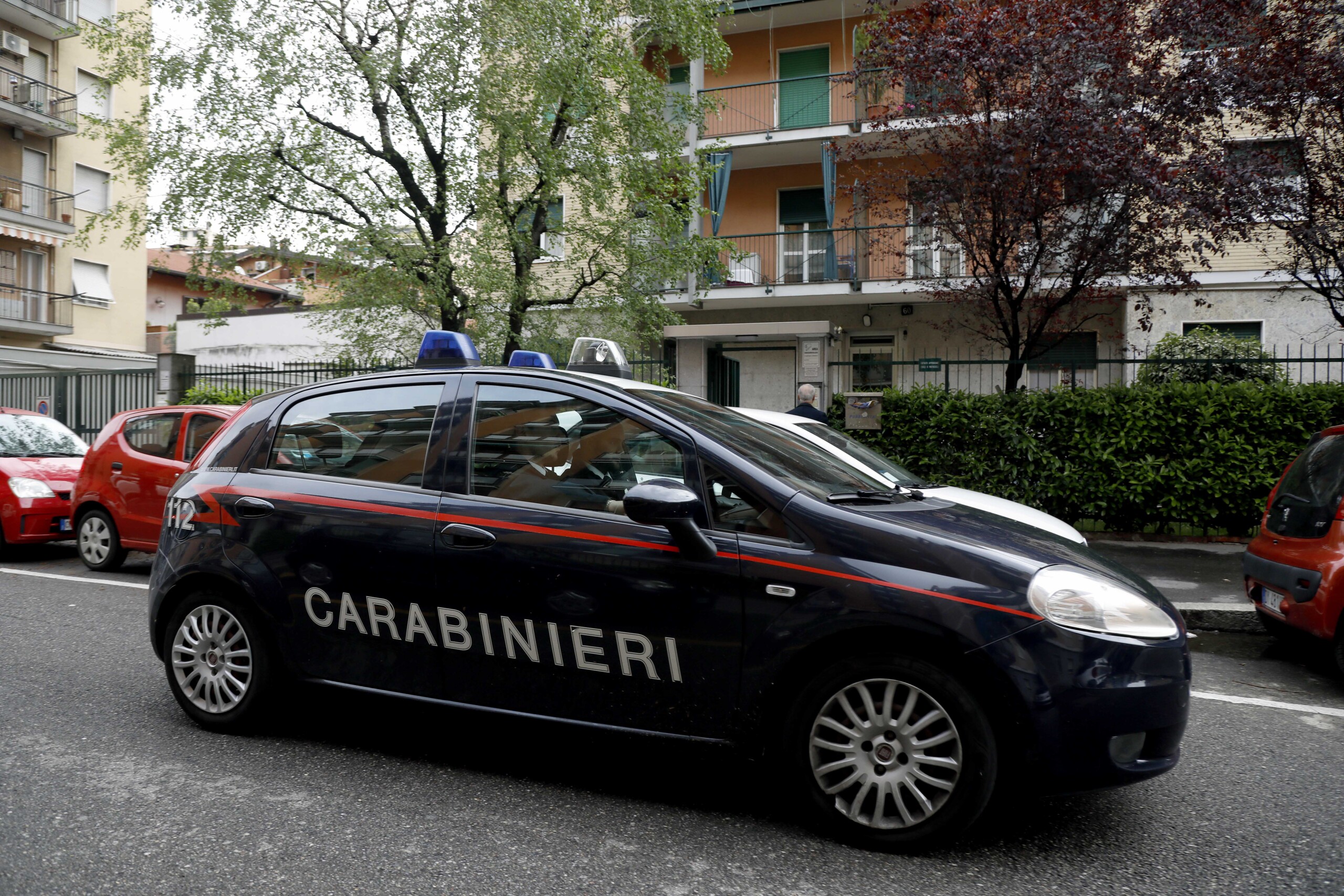 florence un jeune de 17 ans tue a coups de couteau larmes et tensions lors des funerailles scaled