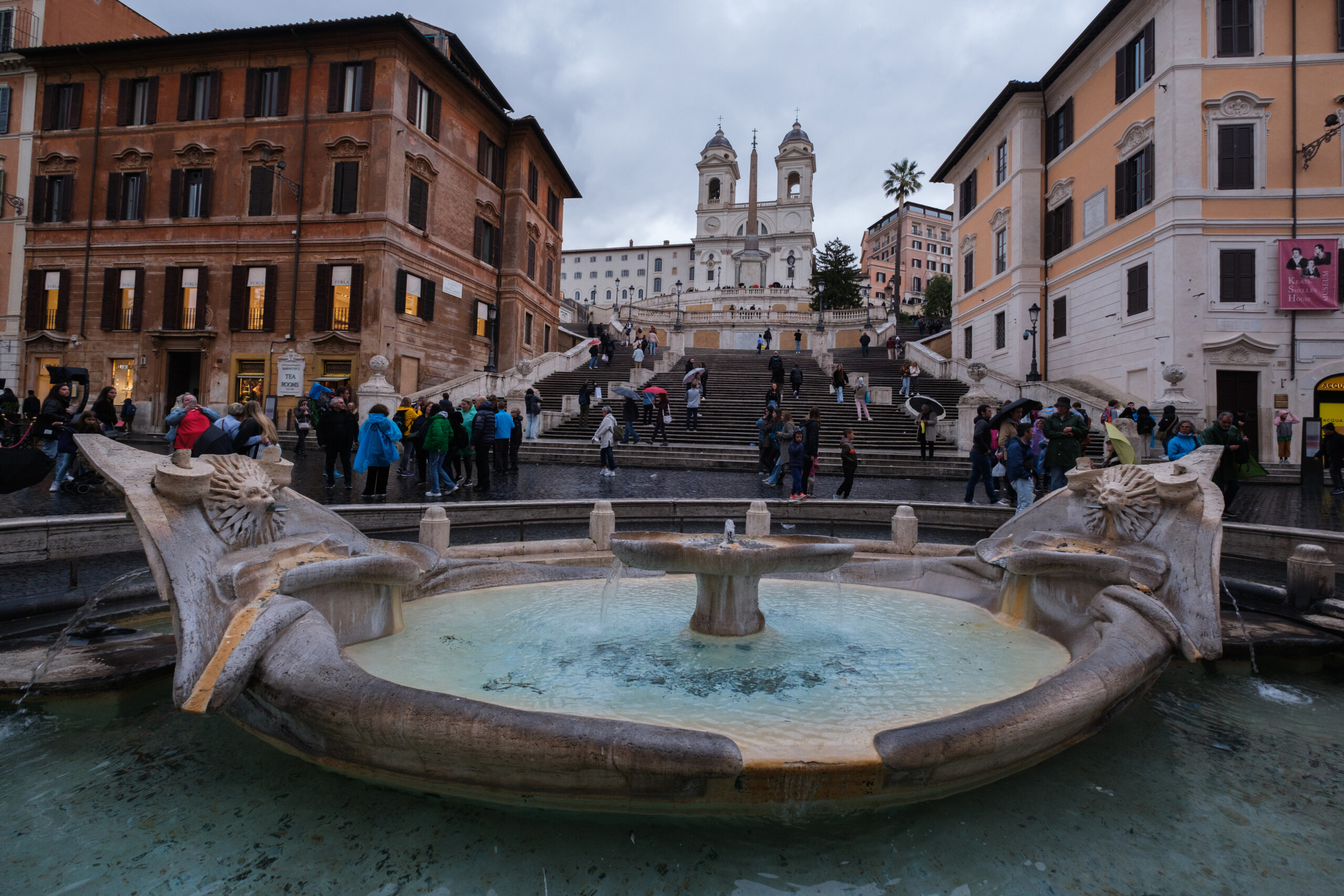 europa league roma v eintracht barrieres sur la piazza di spagna pour les ultras scaled