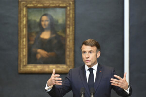 france macron la joconde aura un espace special au louvre