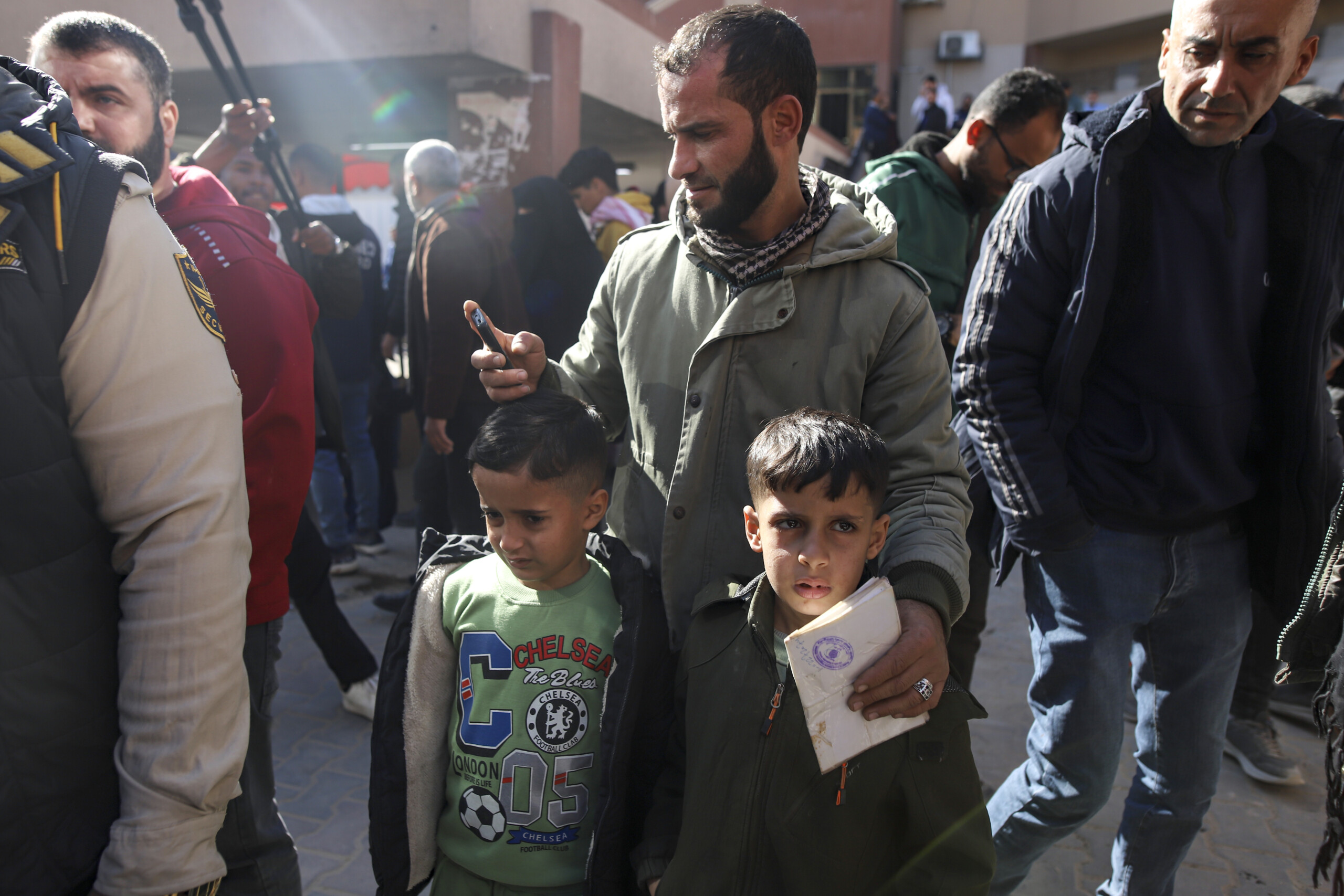 moyen orient 50 enfants palestiniens malades et blesses franchissent le point de passage de rafah scaled