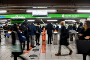 milan des voleuses a la tire bloquent le metro et vident un extincteur sur la foule