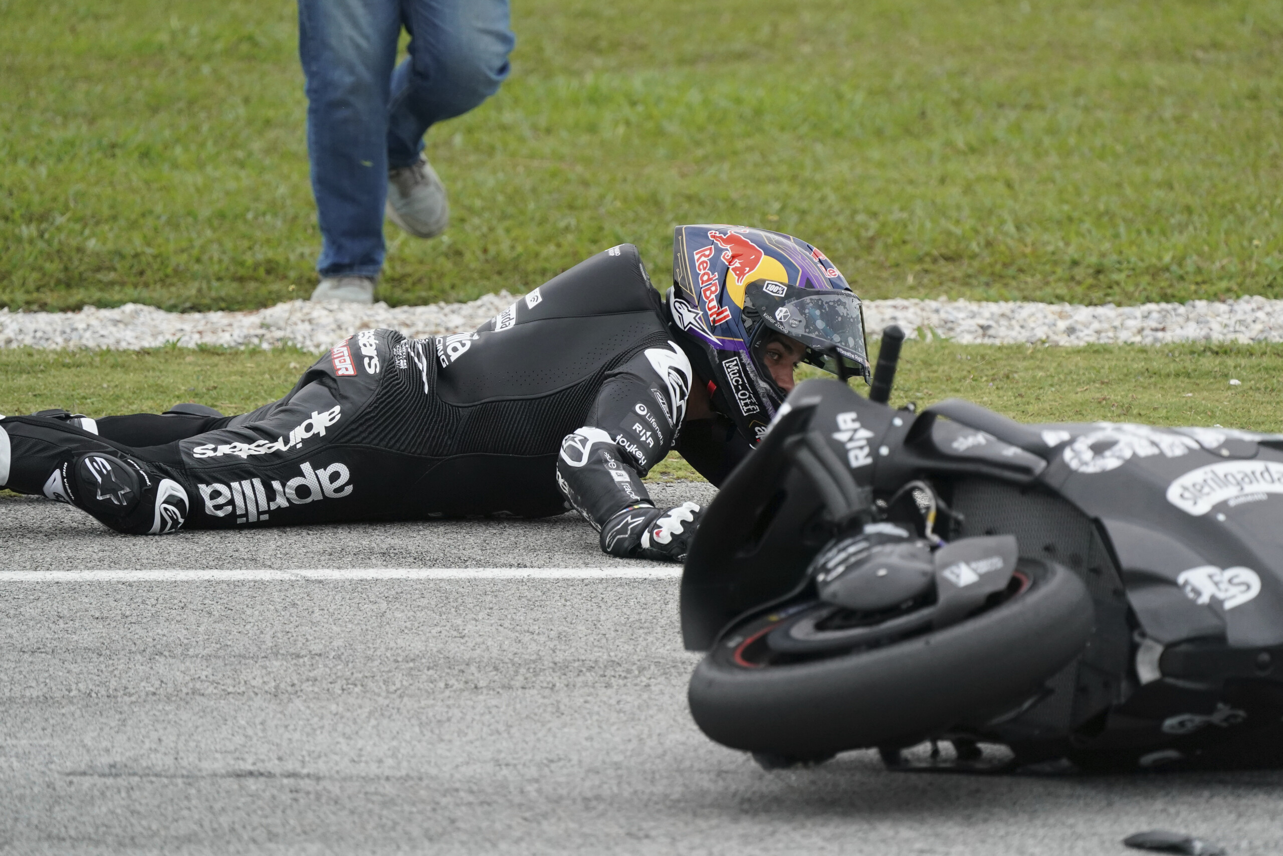 motogp fractures a la main et au pied pour martin il sera opere en europe scaled