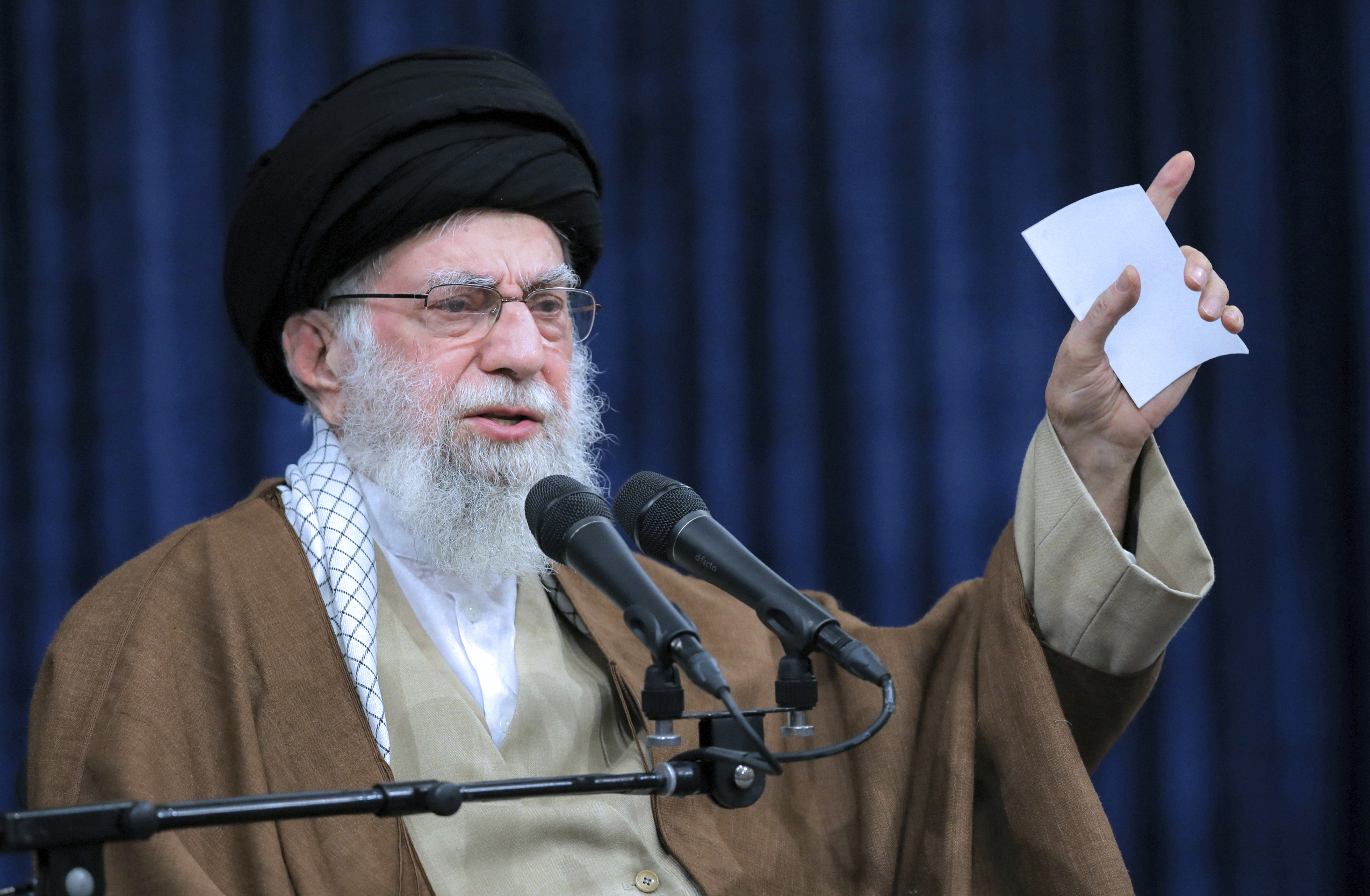 iran khamenei negocier avec les etats unis ne resoudra pas nos problemes