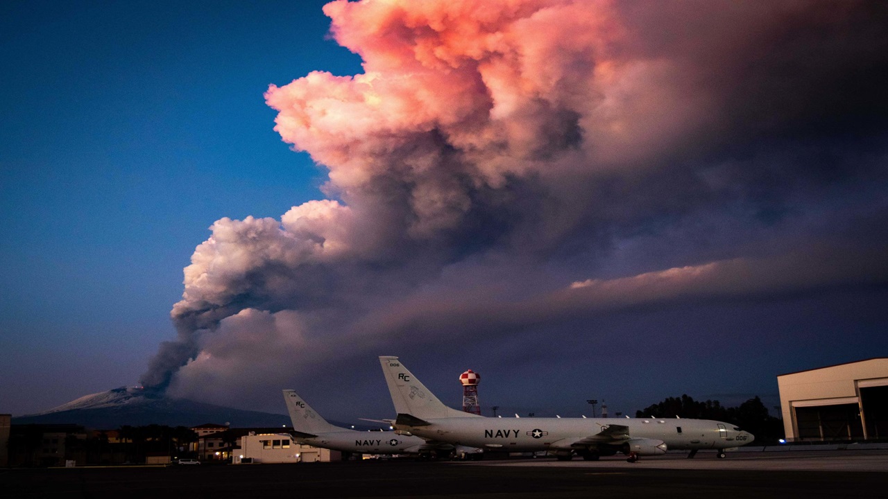 etna coulee de lave a 1 900 metres appel a la prudence des secours alpins