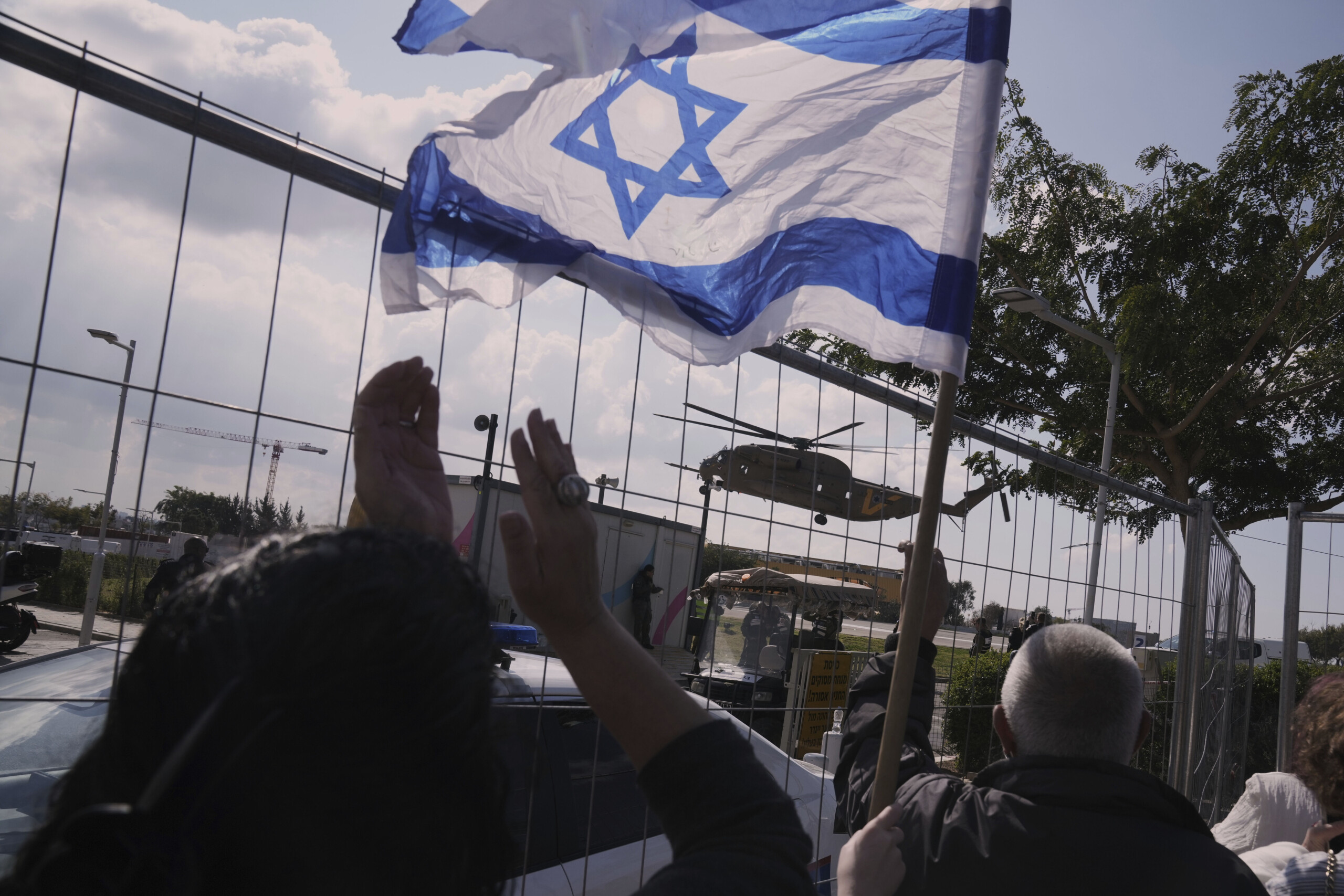 moyen orient hamas jeudi nous remettrons les corps de 4 otages y compris les bibas scaled