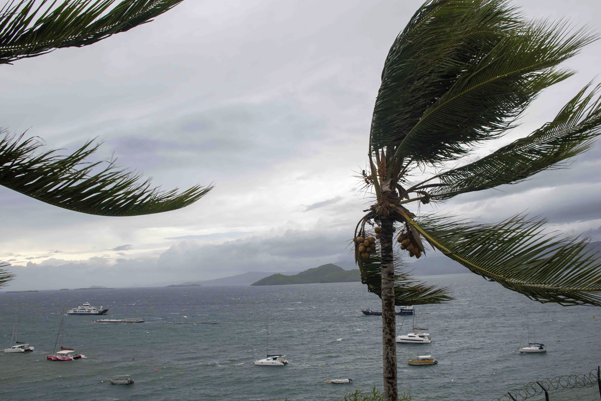 australie cyclone en approche ecoles fermees et transports interrompus