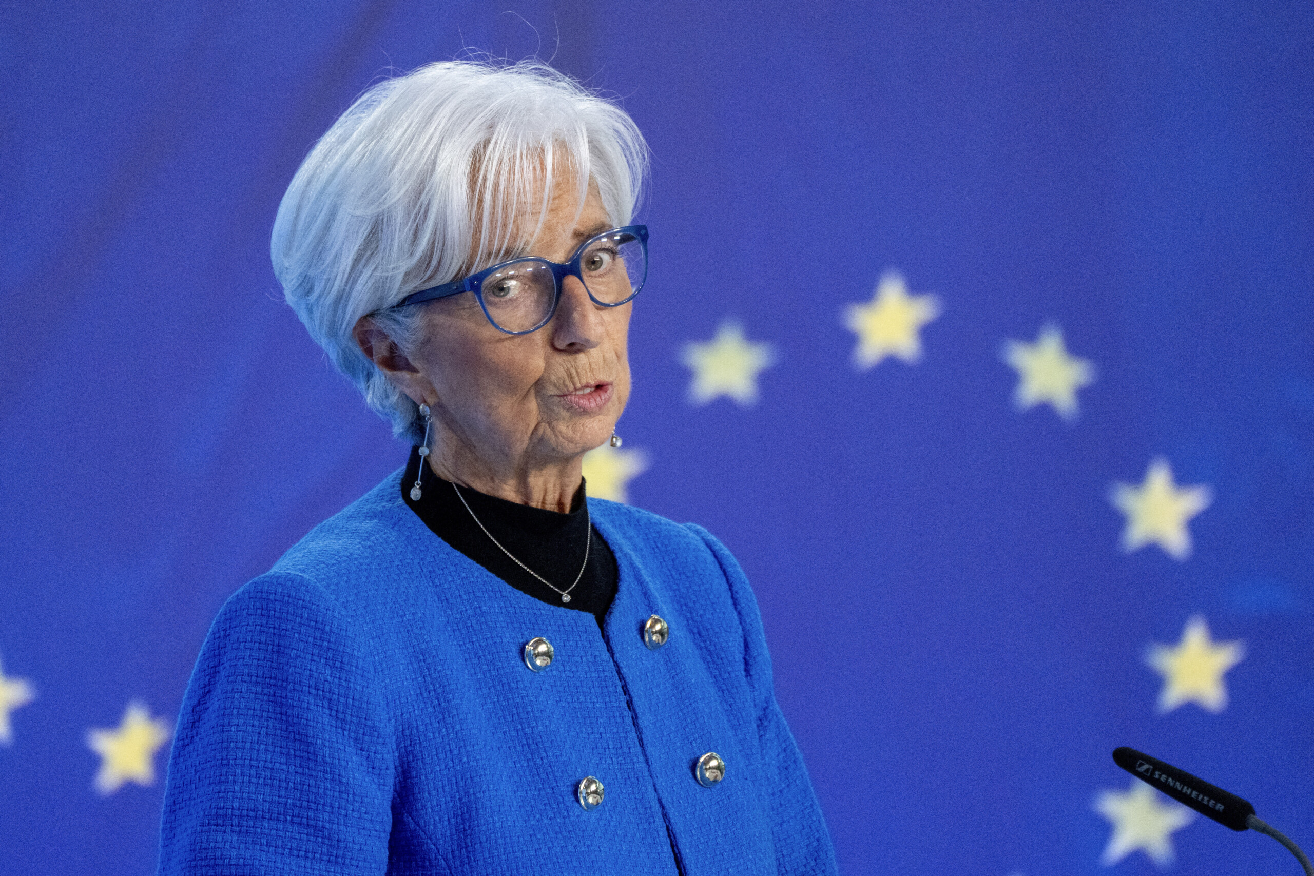 bce lagarde les risques pour la croissance restent orientes a la baisse scaled