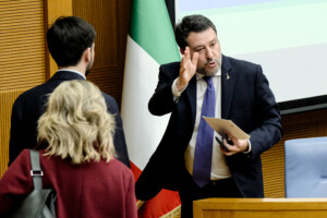 ukraine salvini un gouvernement uni ce fou de macron parle de guerre nucleaire