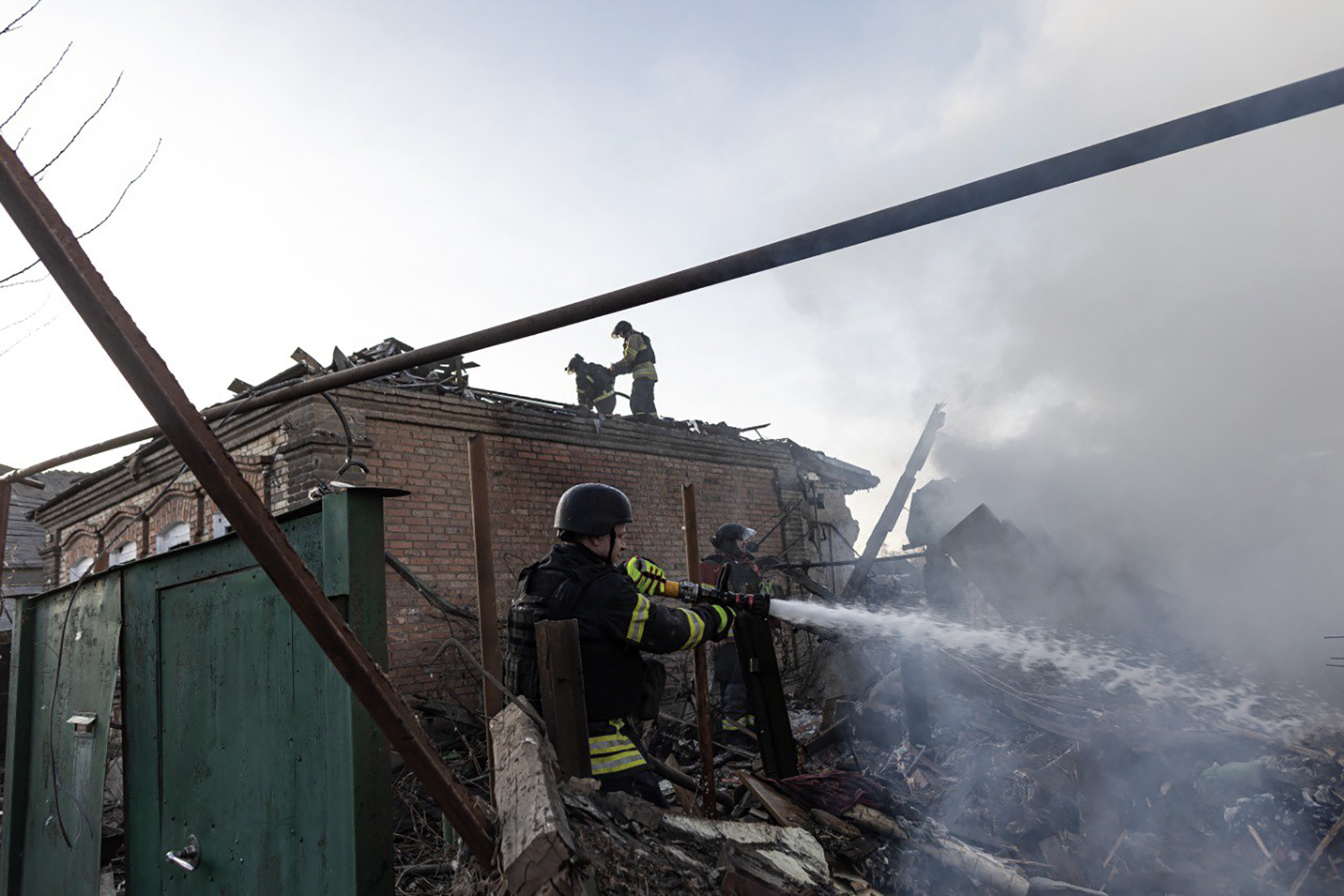 ukraine attaques russes dans le donetsk au moins 11 morts et 30 blesses a dobropillia