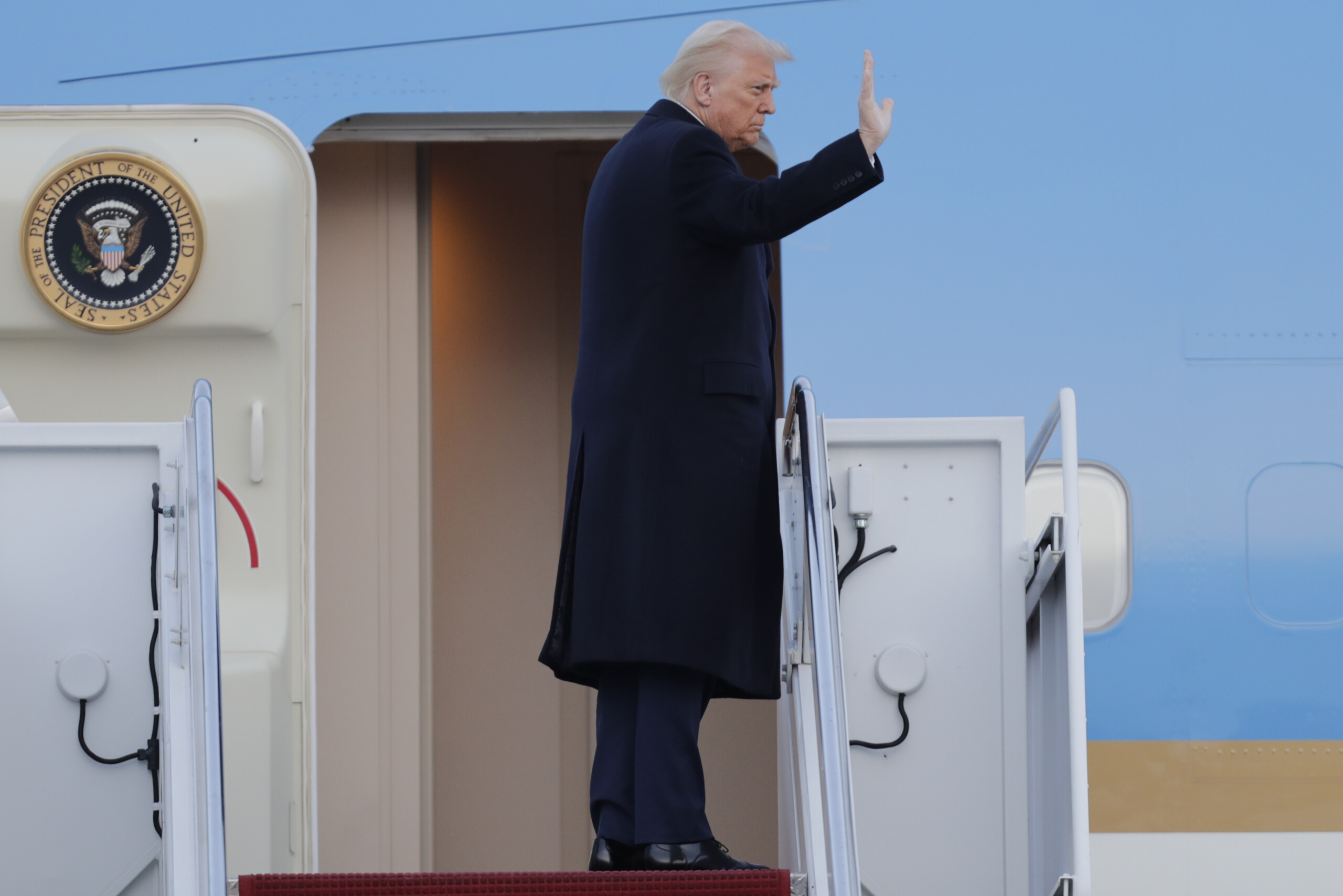 ukraine trump bientot la levee de la suspension des services de renseignement avec kiev scaled