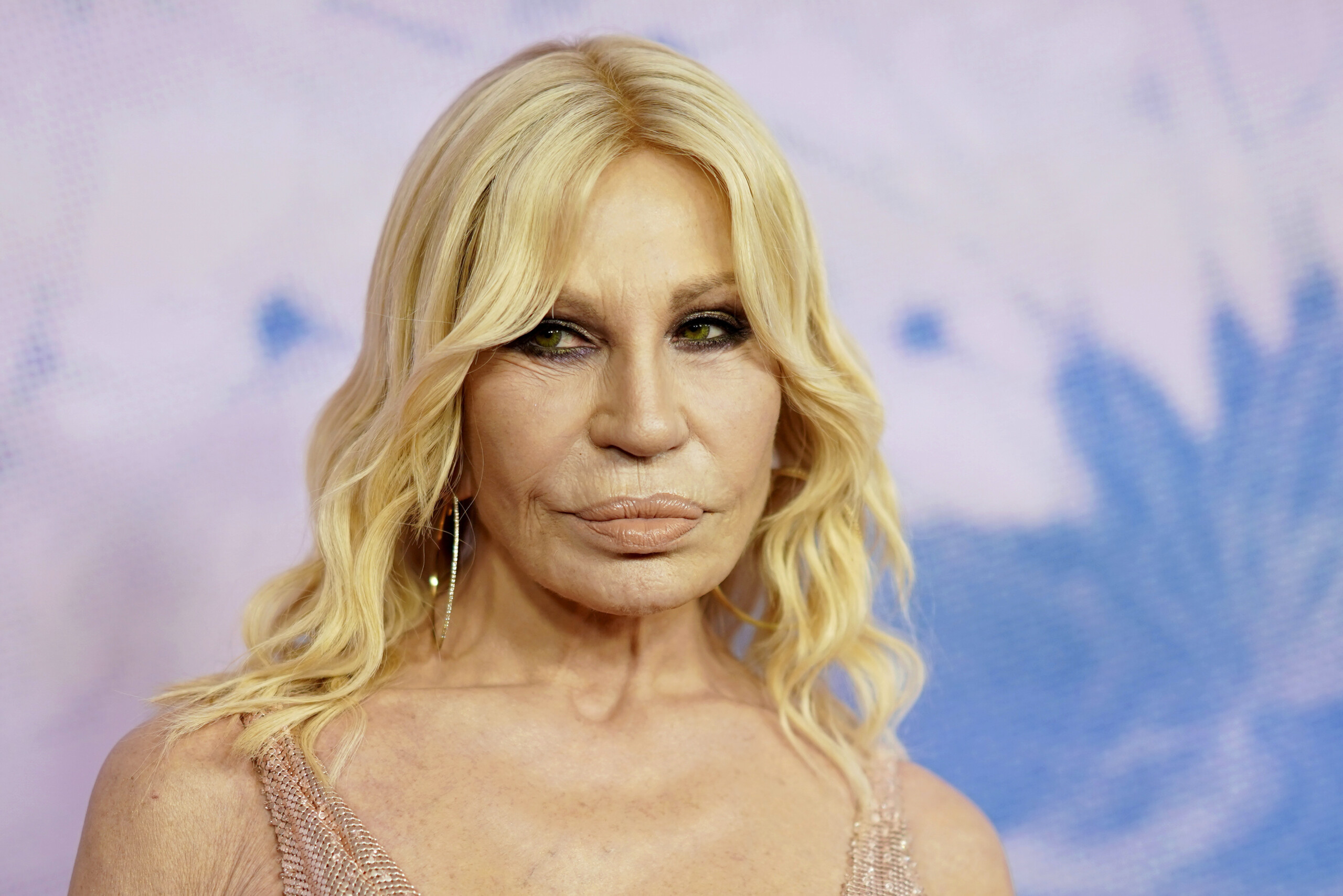 donatella versace assume le role de directrice de la marque de lentreprise scaled