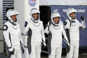 espace lancement de la mission space x pour recuperer les astronautes de la nasa sur liss