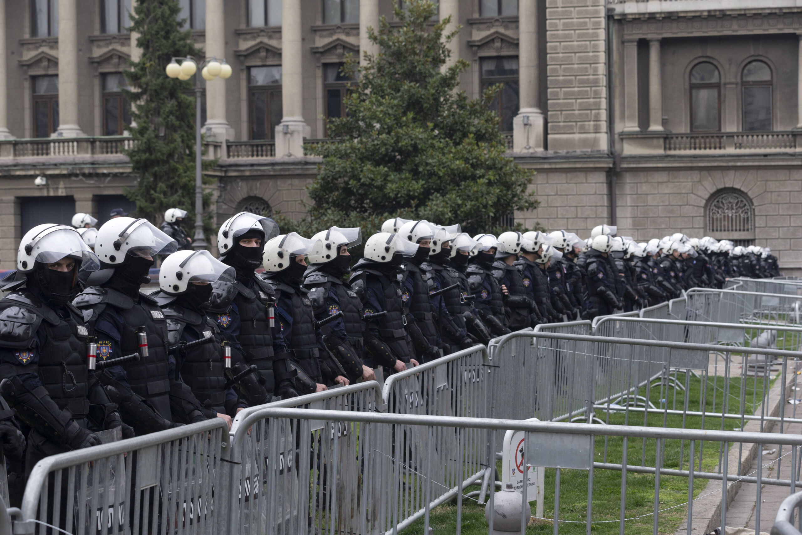 serbie des dizaines de milliers de personnes manifestent a belgrade contre le gouvernement scaled