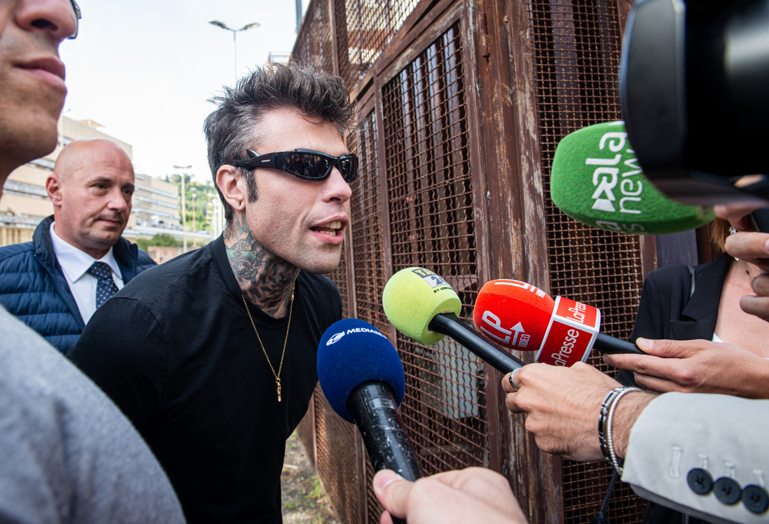 milan fedez fait admonester corona par le questore pour actes de persecution scaled