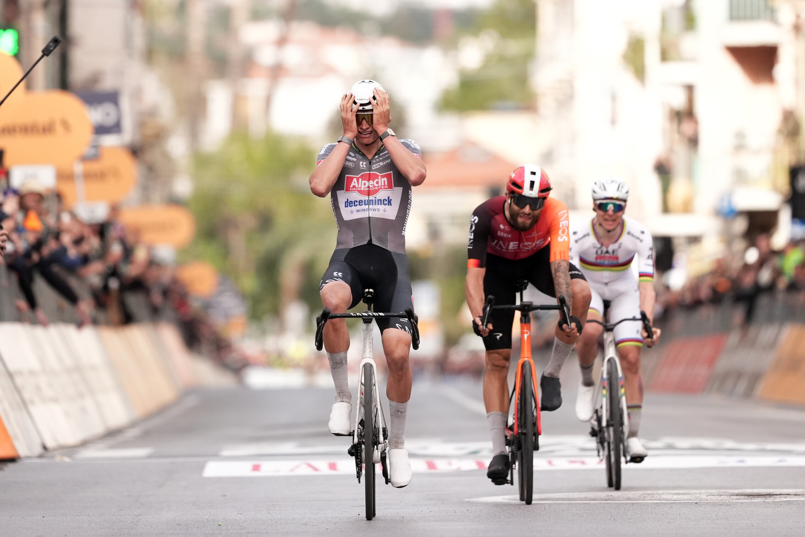 cyclisme milan san remo van der poel gagne ganna deuxieme et pogacar troisieme scaled