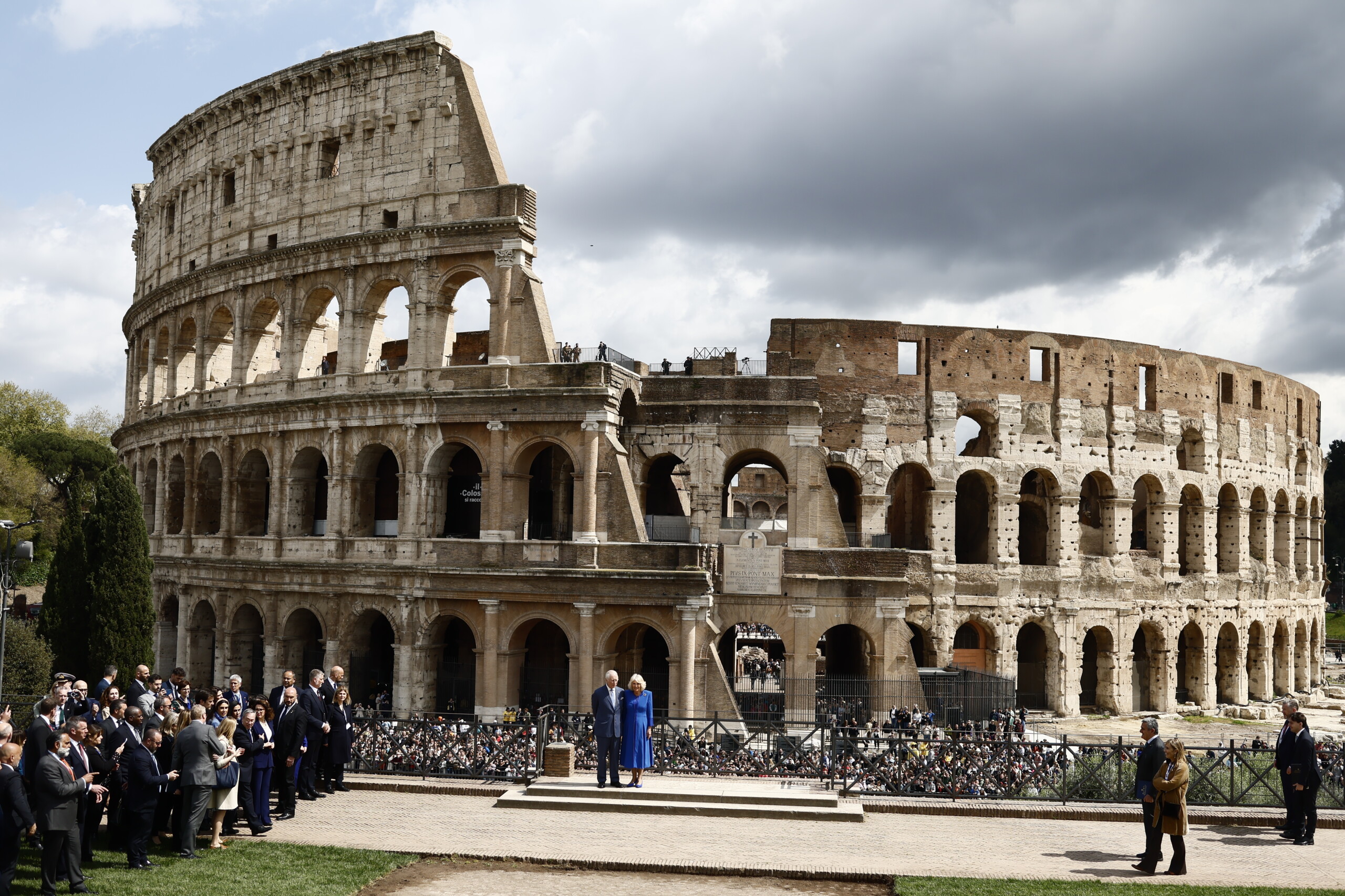 photo sur la terrasse panoramique avec vue sur le colisee pour charles et camilla scaled