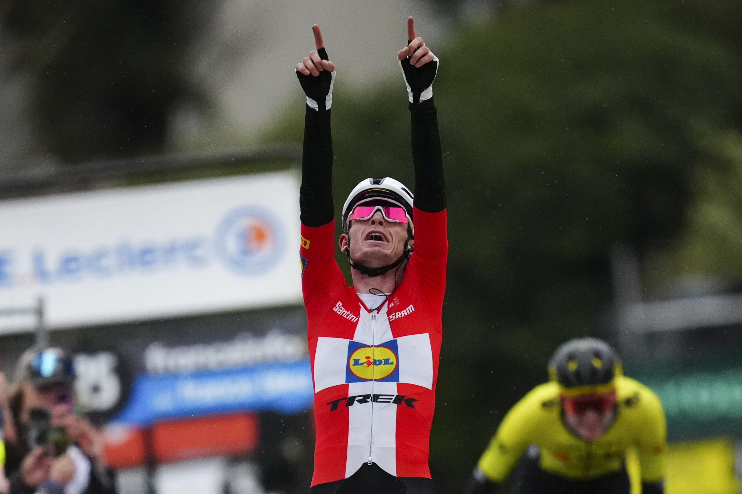 cyclisme amstel gold race skjelmose gagne au sprint sur pogacar et evenepoel scaled