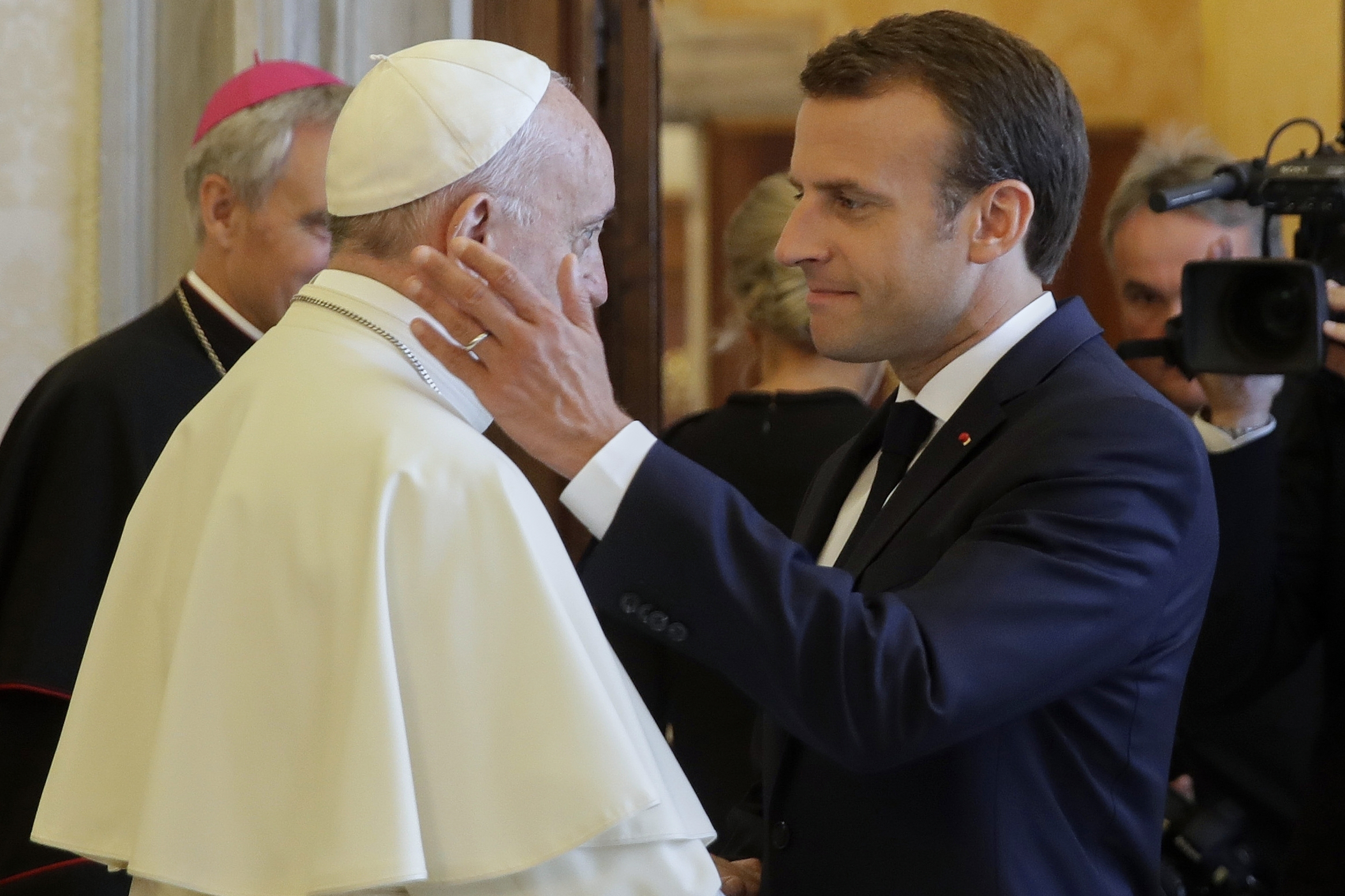 le pape francois macron annonce quil assistera aux funerailles