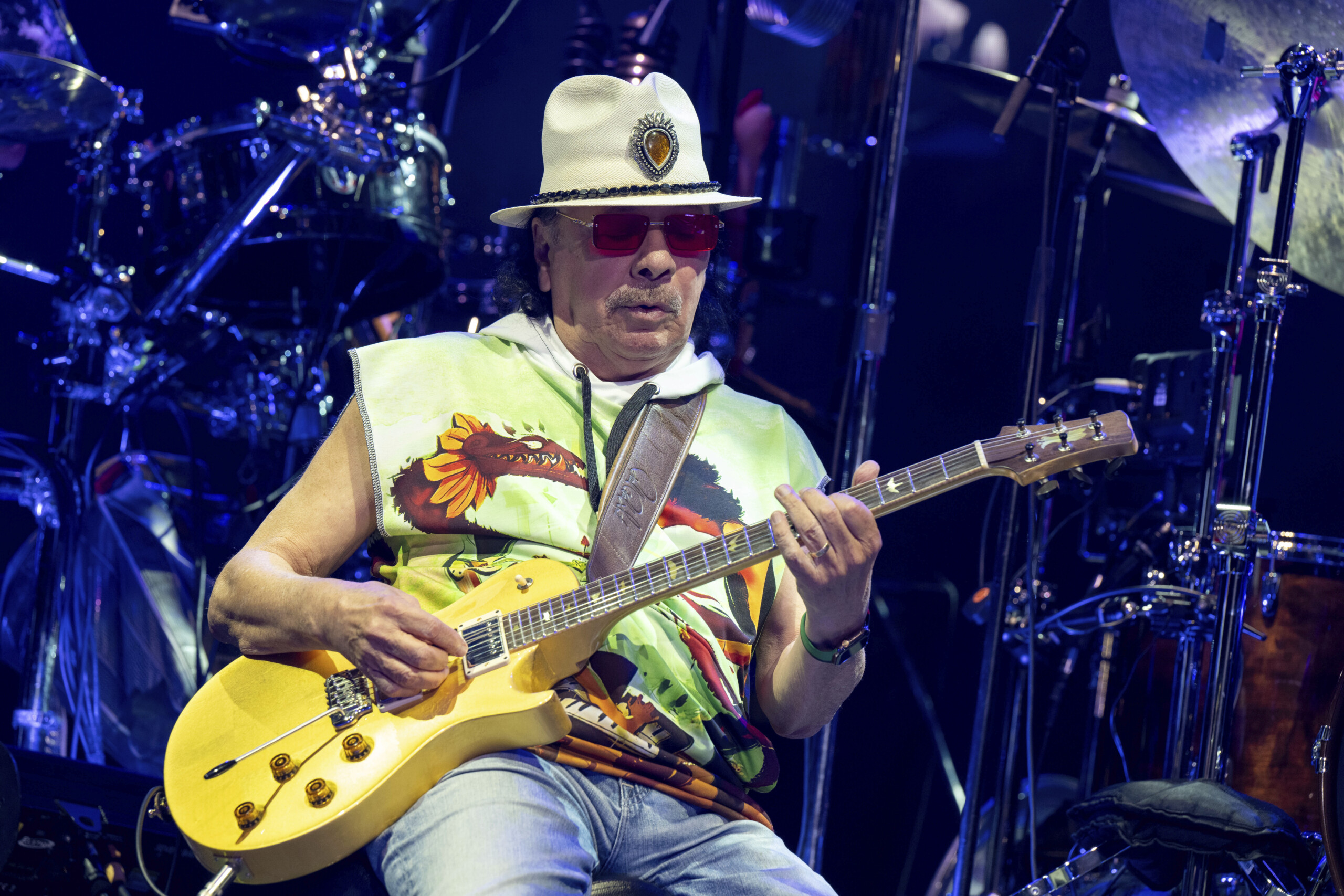 carlos santana hospitalise il annule son concert apres un malaise scaled