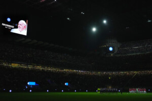 coupe ditalie premier match inter milan en souvenir du pape francois sur les notes de morricone