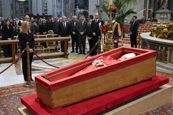 meloni a saint pierre pour rendre un dernier hommage au pape francois