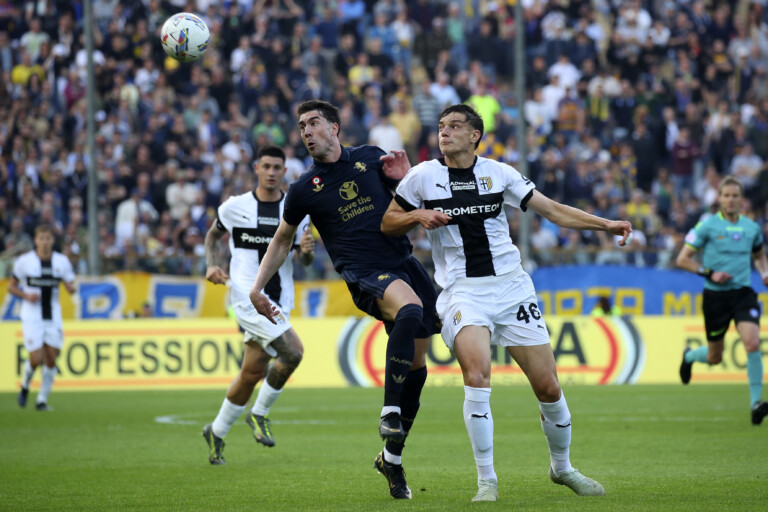 football juventus surcharge musculaire au rectus femoral pour vlahovic