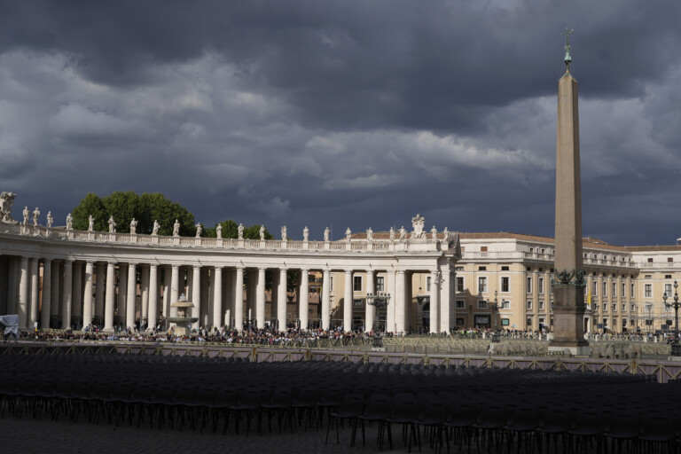 pape saint siege plus de 90 000 personnes dans la basilique pour rendre hommage a bergoglio
