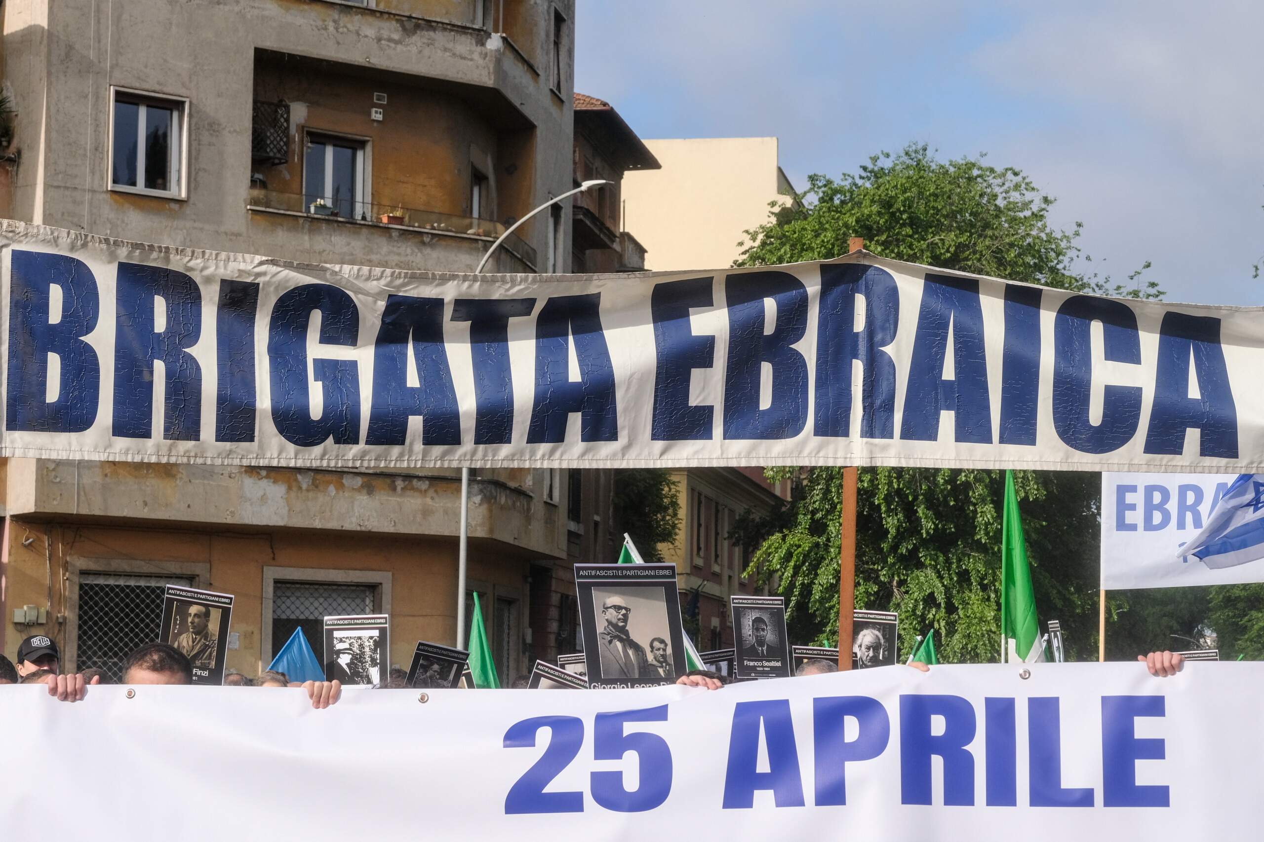 25 avril la brigade juive est dissoute avant son arrivee a la cathedrale scaled