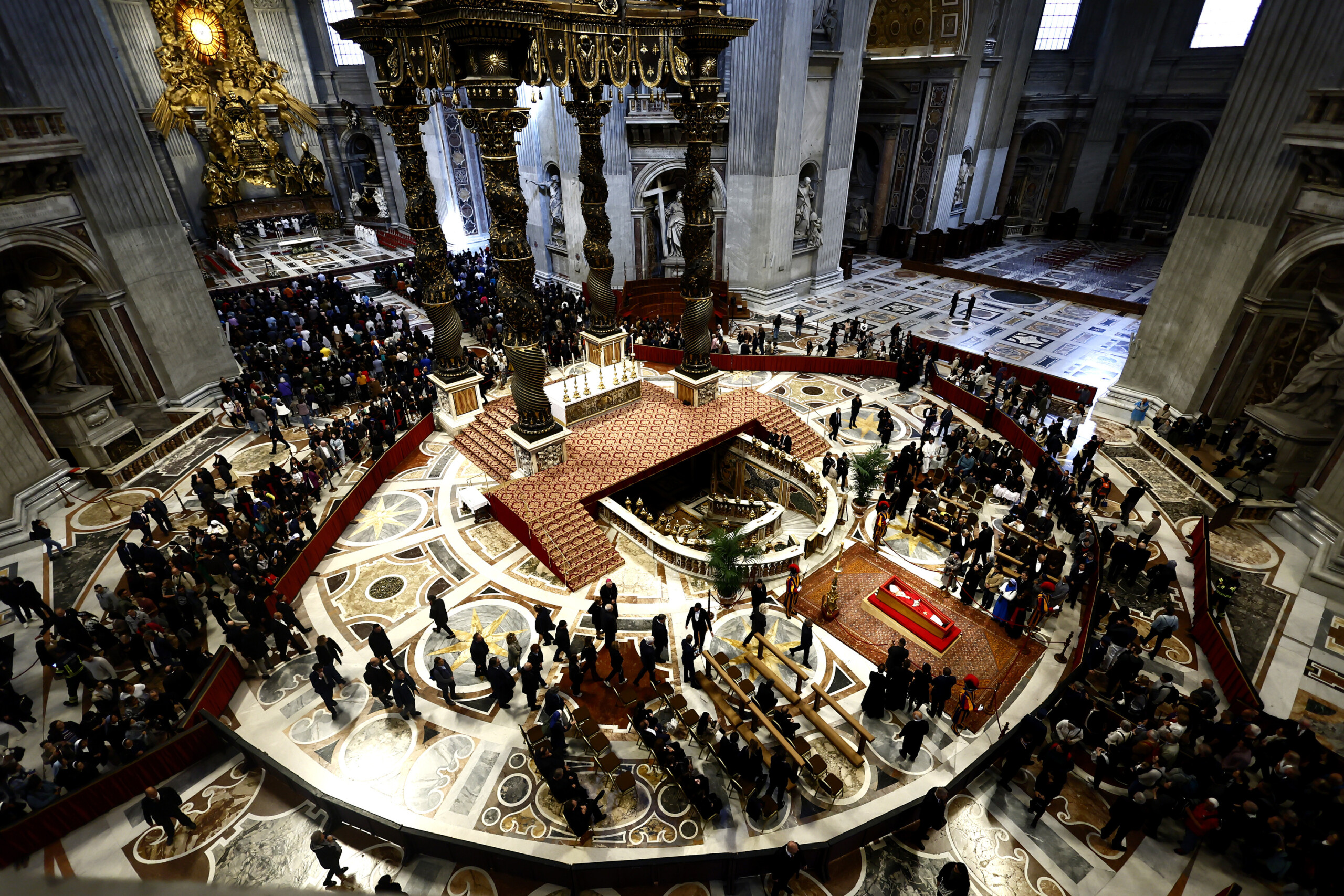 a midi 150 000 personnes rendent hommage a bergoglio scaled