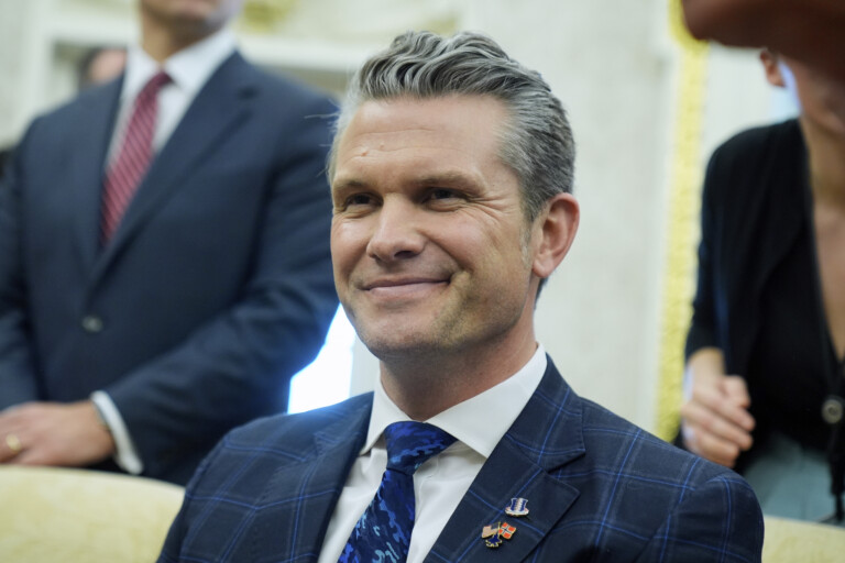 wsj hegseth a egalement menace des officiers superieurs pour avoir divulgue des informations