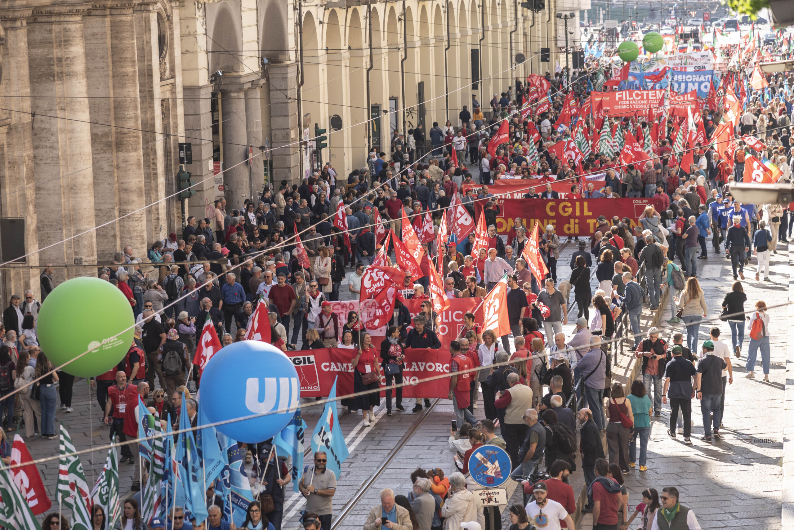 1er mai des drapeaux disrael des etats unis et de lue brules lors du cortege a turin scaled