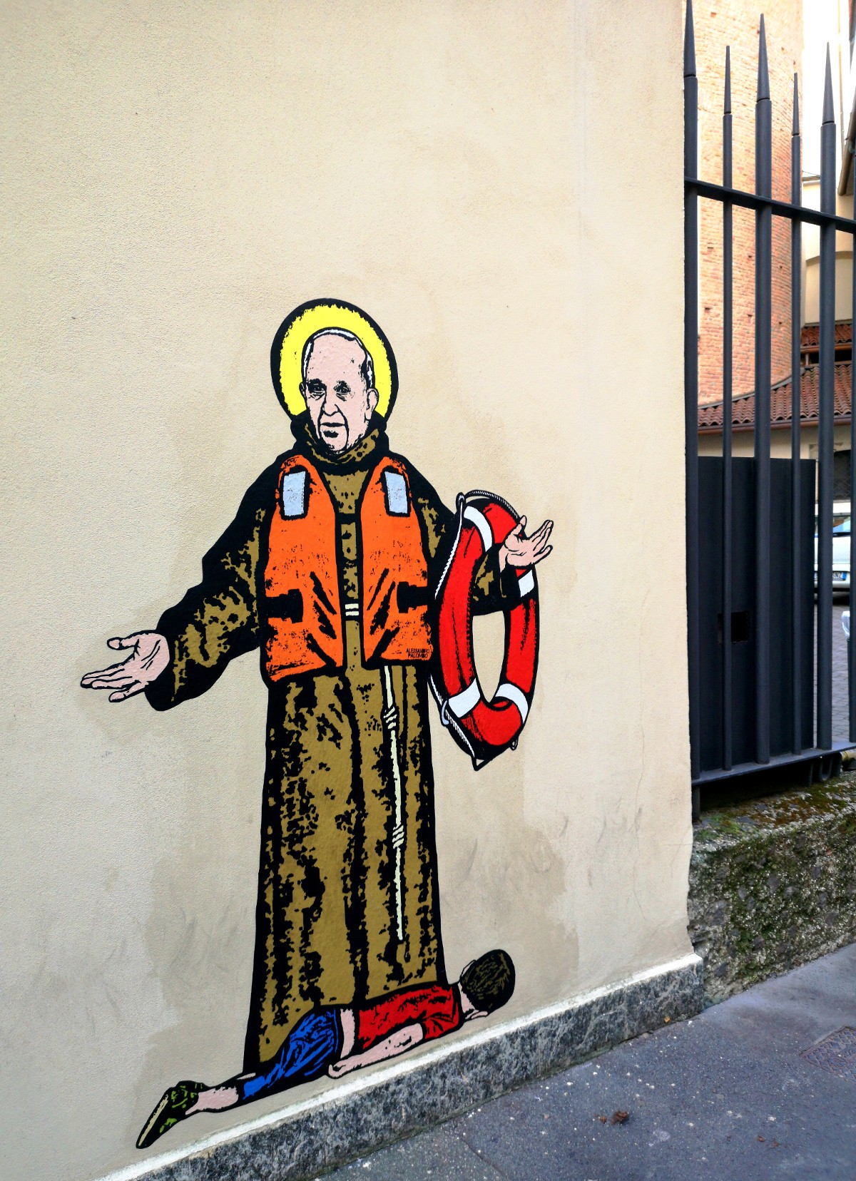 a milan une fresque murale representant le pape francois et un petit migrant noye