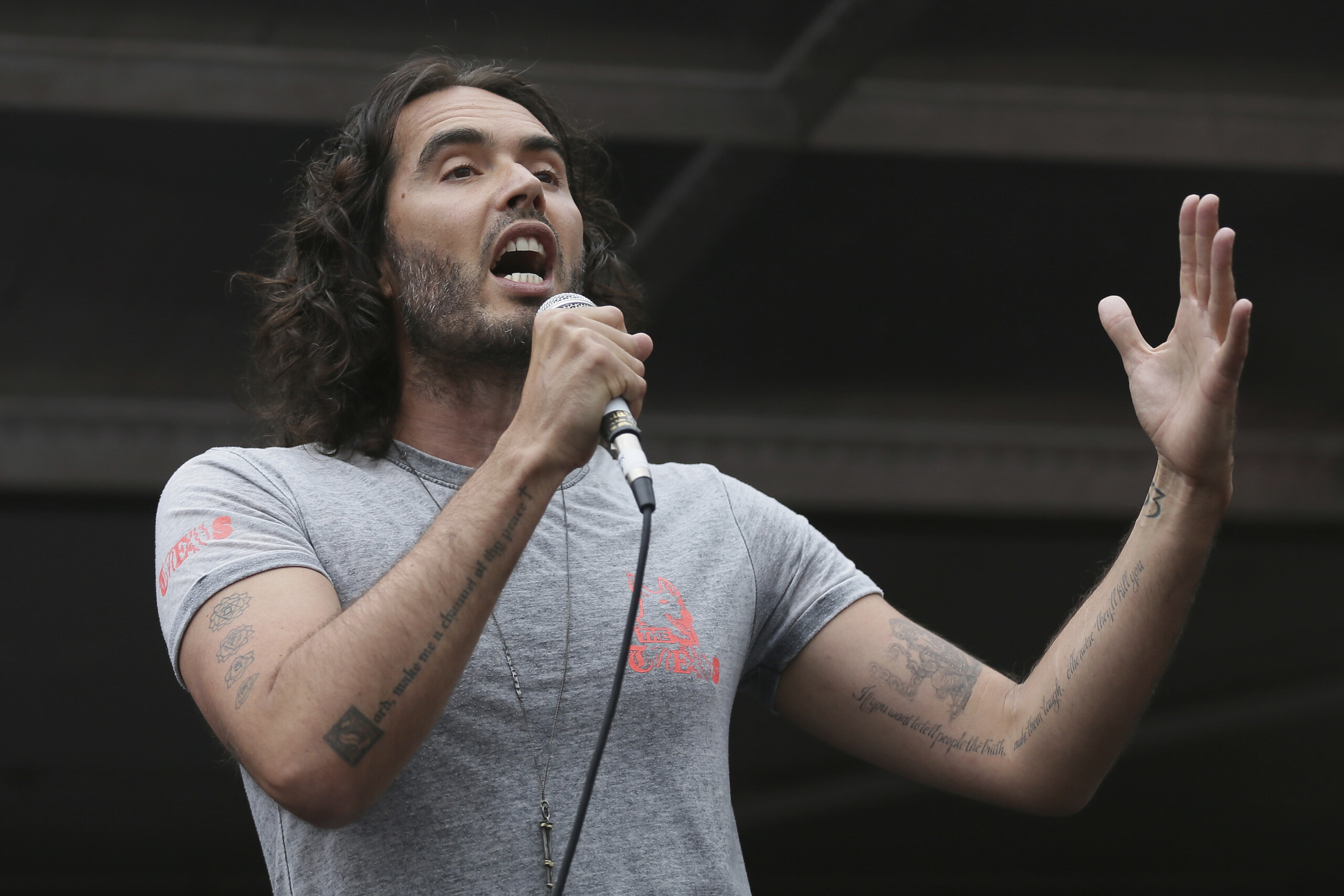 lacteur russell brand devant le tribunal pour repondre a des accusations de viol scaled