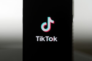tiktok condamne a une amende de 530 millions deuros pour transfert de donnees europeennes vers la chine