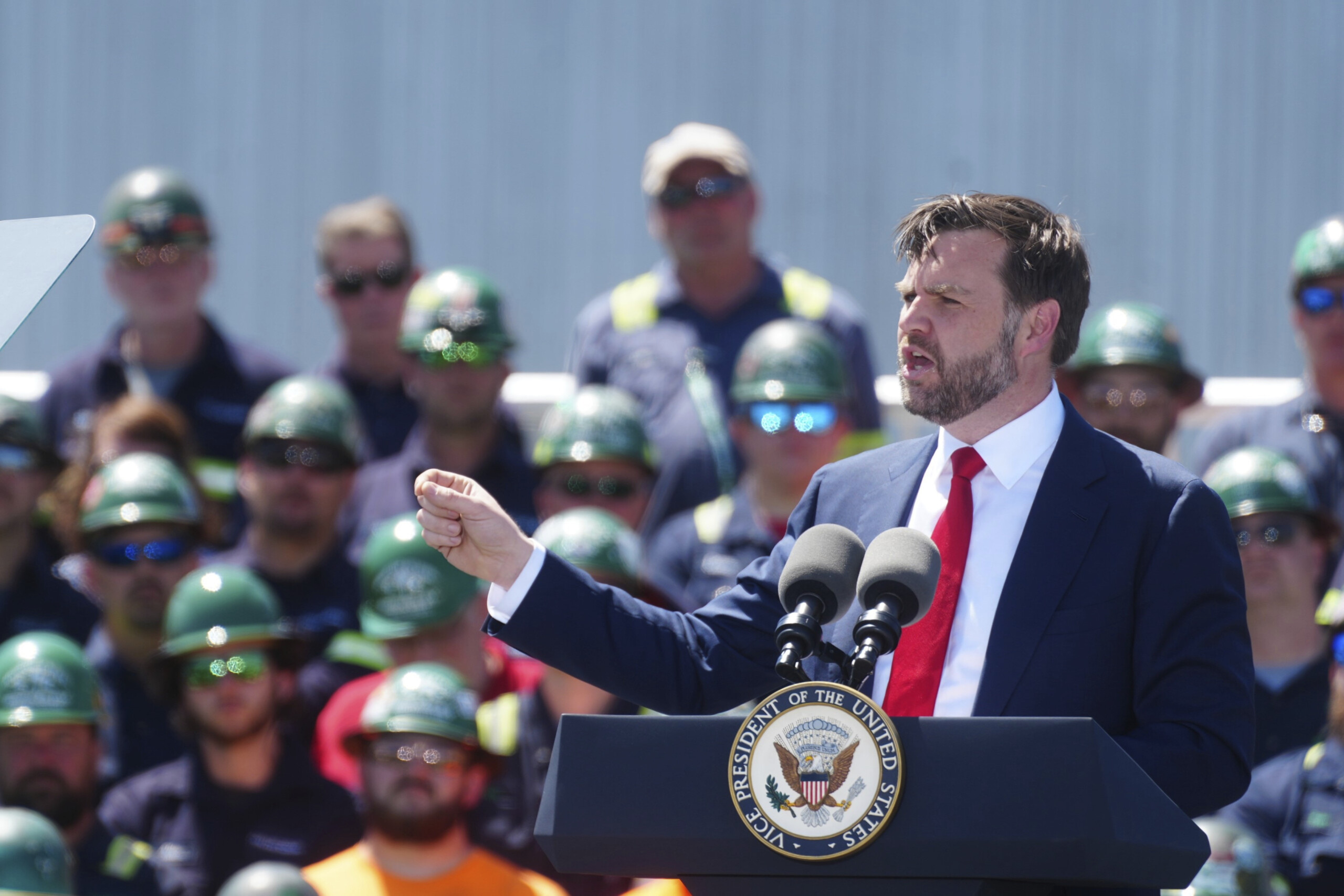 États-Unis, Vance : "Trump déguisé en pape ? Aucun problème avec ceux qui plaisantent" 1 etats unis vance trump deguise en pape aucun probleme avec ceux qui plaisantent scaled