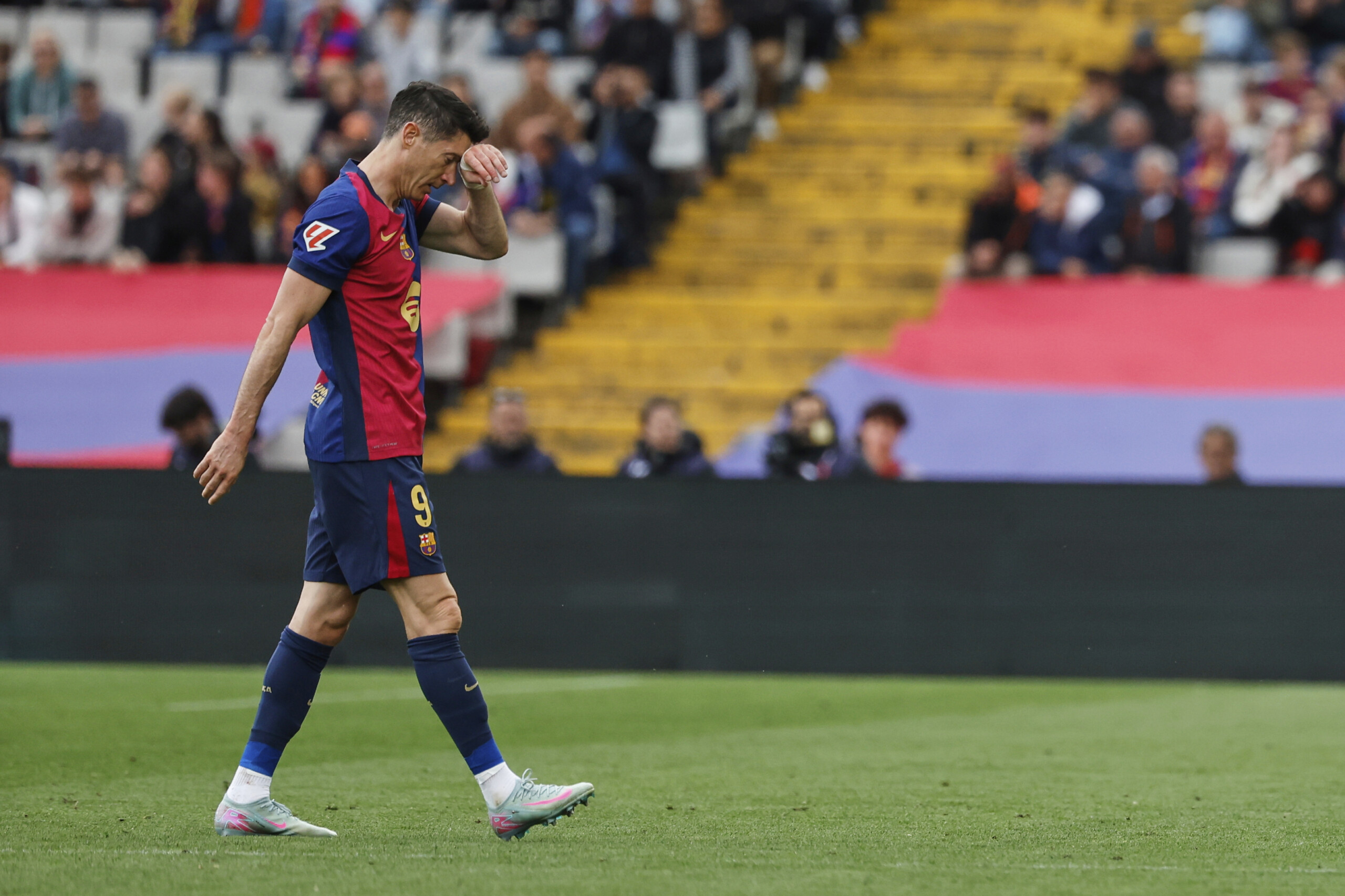 ligue des champions barcelone lewandowski probablement sur le banc contre linter scaled
