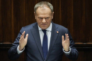 pays bas fumigene lance sur scene pour les 80 ans du v day tusk et schoof evacues