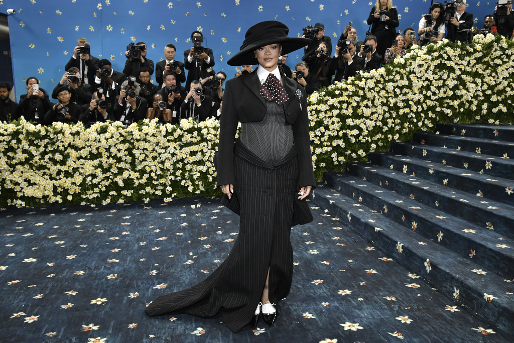 rihanna revele sa troisieme grossesse au met gala