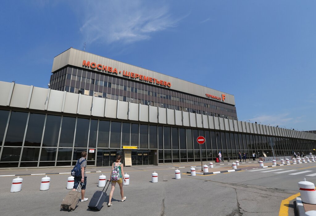 russie les aeroports de moscou fermes dans la nuit apres une attaque de drones de kyiv