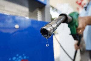 carburants le prix de lessence en self service passe sous les 170 euro litre