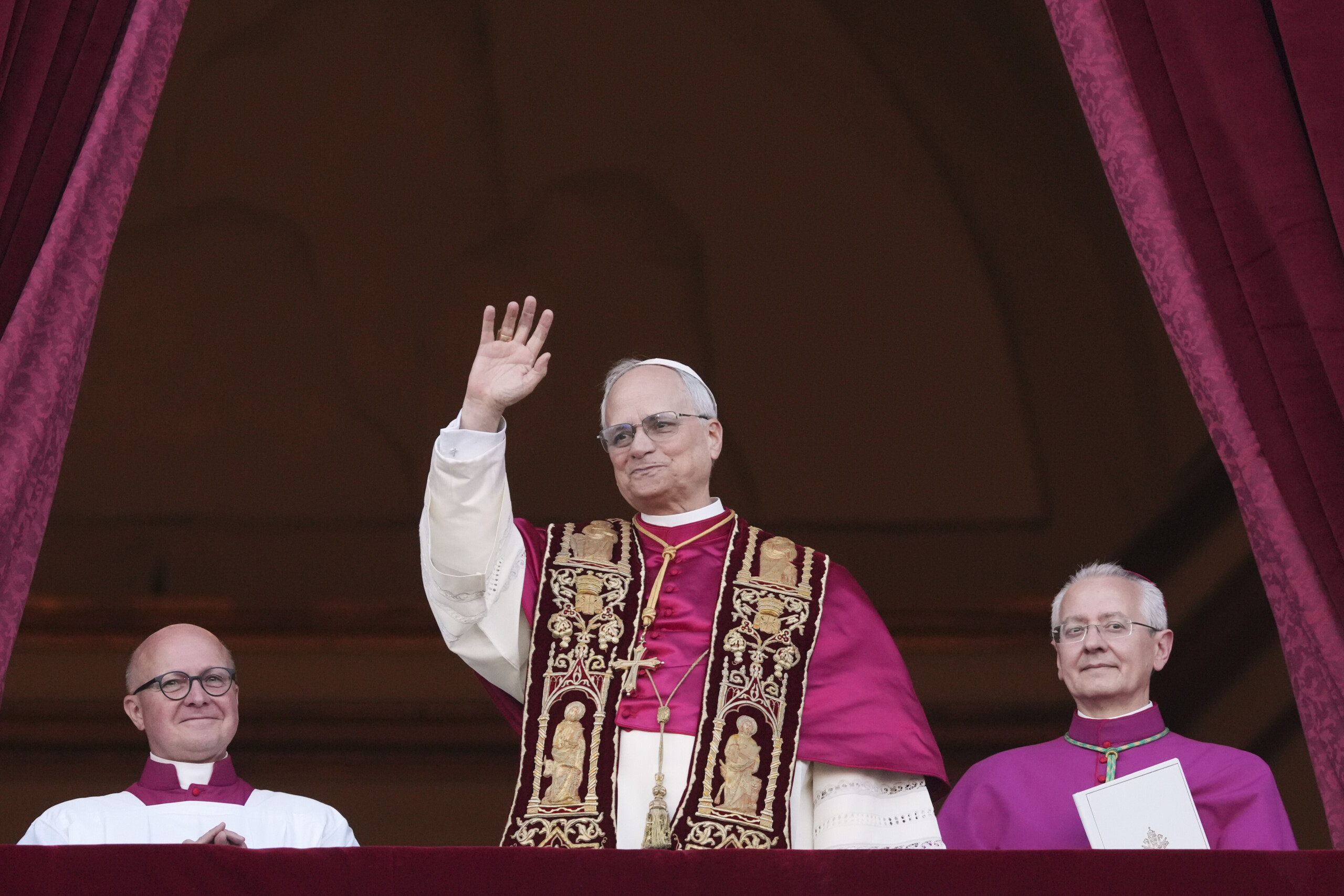 le pape leon xiv apparait a la loggia delle benedizioni scaled