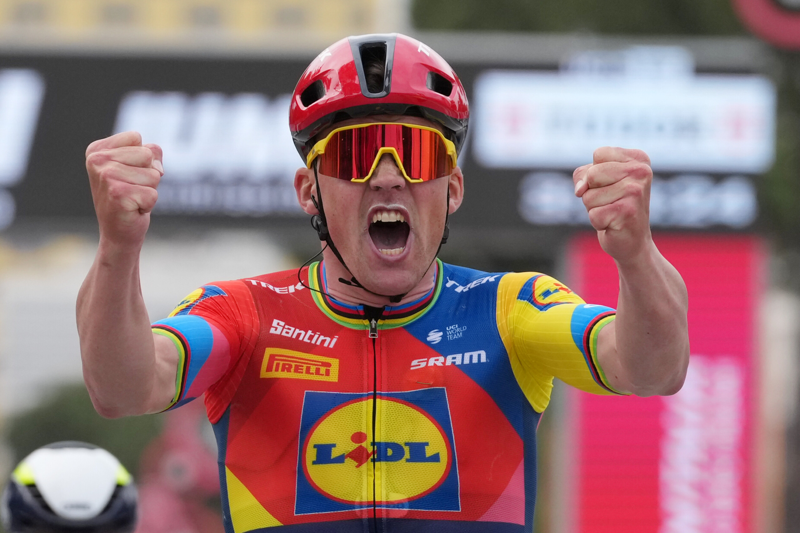giro ditalia pedersen remporte letape durres tirana et endosse le premier maillot rose scaled