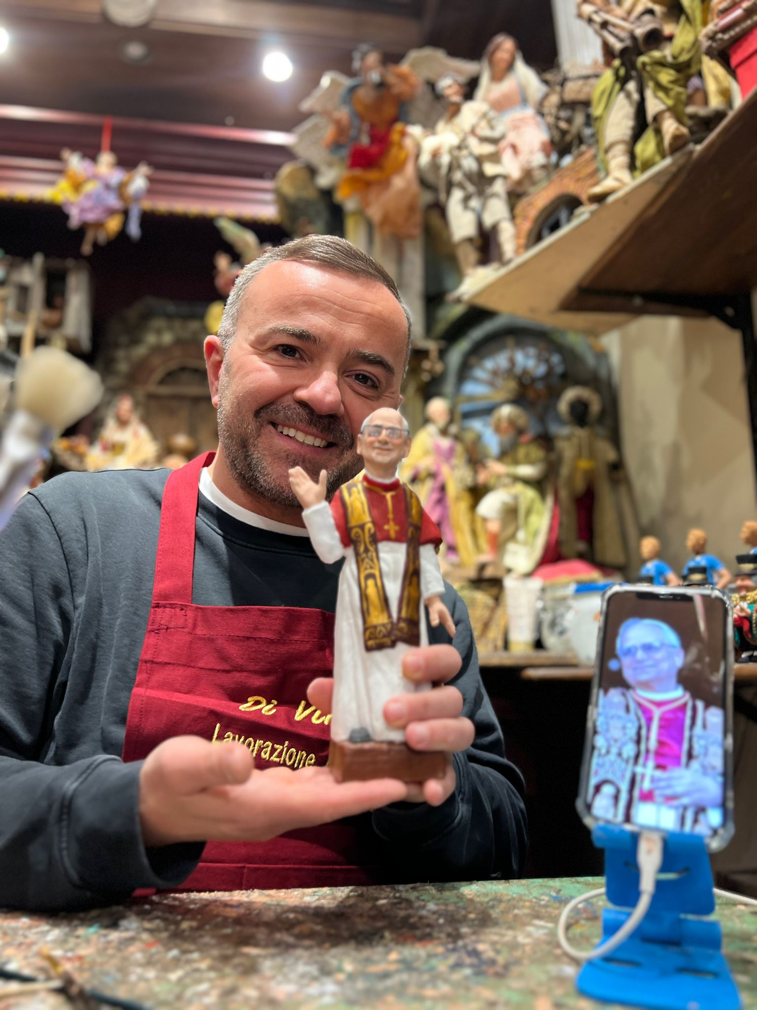le pape leon xiv arrive dans la creche statuette a san gregorio armeno