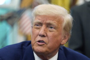 etats unis trump pret a accueillir un groupe de refugies blancs en provenance dafrique du sud