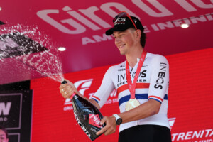 giro ditalia tarling remporte le contre la montre de tirana roglic endosse le maillot rose